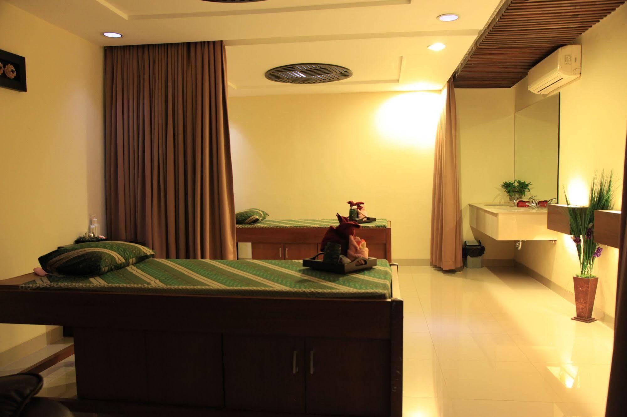 Aerotel Smile Losari Makassar Exterior photo
